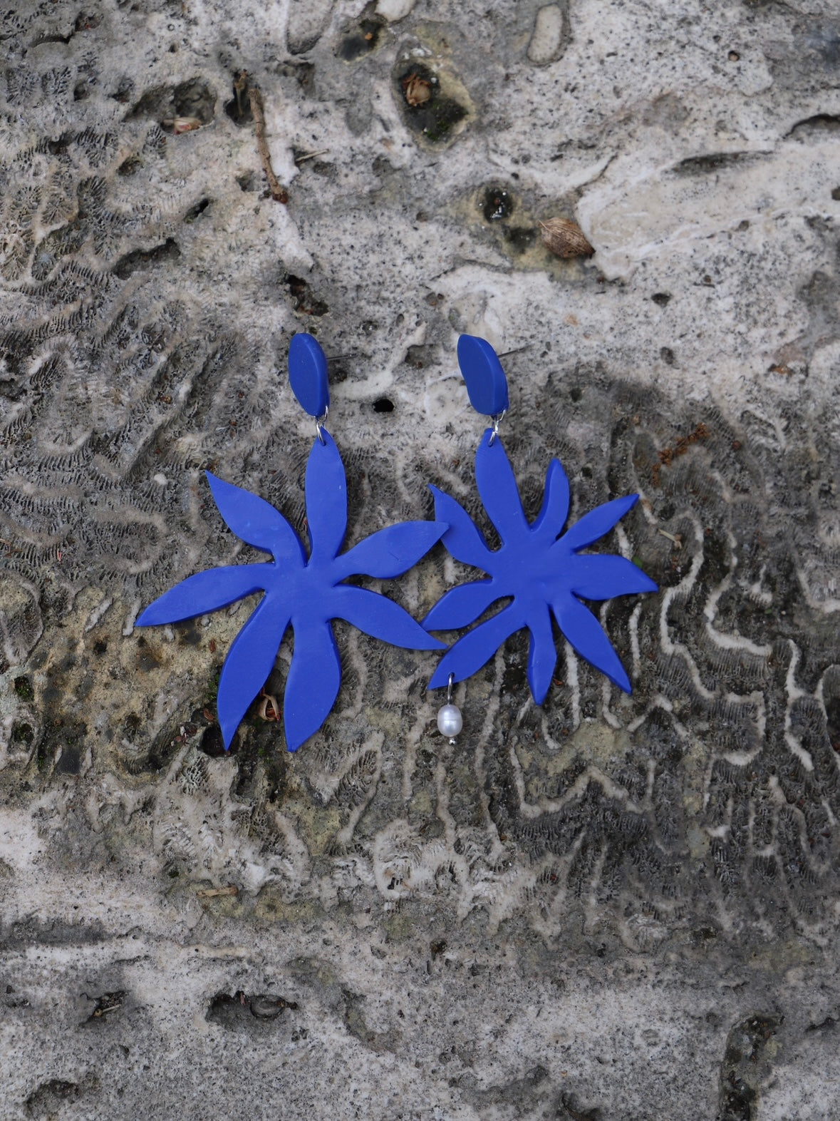 Blue floral earrings with a pearl